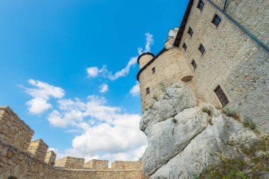 Bobolice, Polonya - 13 Ağustos 2017: kale duvarlarının Bobolice gökyüzü arka plan üzerinde görüntülemek aşağıdan