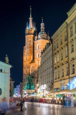 Katolik Kilisesi St Mary's Kilisesi merkezi Krakow gece, Polonya