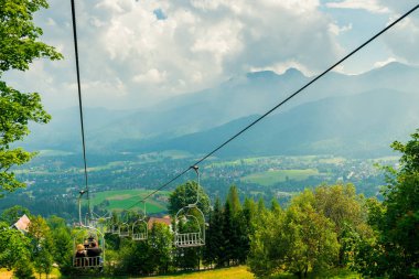 vadi evleri ve dağlardan teleferik ile görünümünü