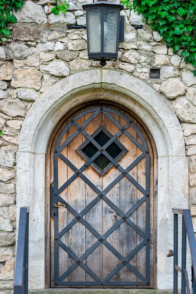 Dřevěné Dveře Kovovou Mříží Středověké Budově Lucerny Nad Vchodem — Stock fotografie