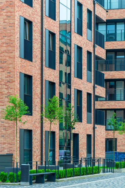 güzel modern tuğla çok katlı Avrupa şehirde bina