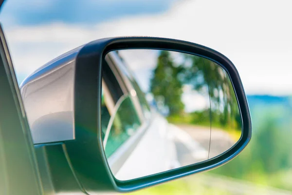 Espelho Lateral Carro Com Reflexo Bela Paisagem Nele Close — Fotografia de Stock