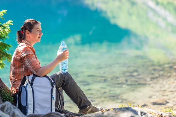 Meisje Toerist Met Een Fles Water Bewonderen Een Prachtig Bergmeer — Stockfoto