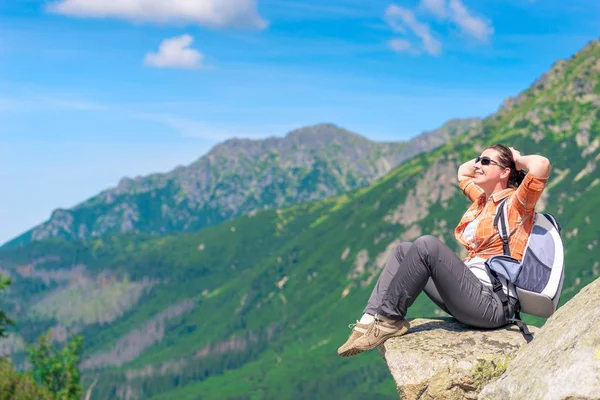 Turista Com Uma Mochila Fundo Belas Montanhas Relaxa — Fotografia de Stock