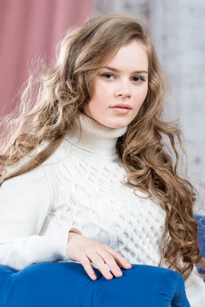 Belle Femme Avec Longues Boucles Bouclées Posant Intérieur — Photo