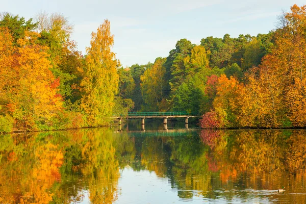 Lago Escénico Bosque Otoñal Puente Atardecer —  Fotos de Stock