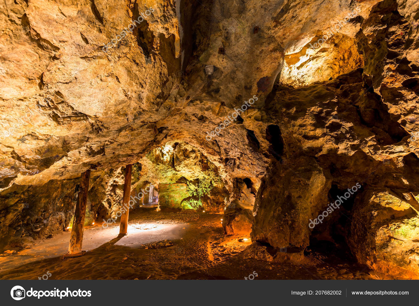 Recensement Depositphotos_207682002-stock-photo-empty-picturesque-cave-illuminated-flashlights