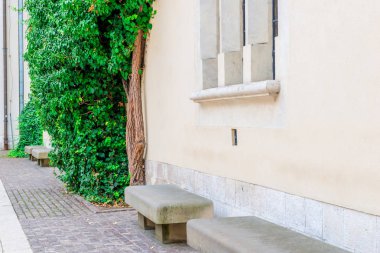 bir yapının şehirdeki duvara banklar