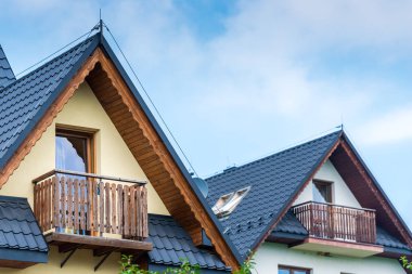 Villa balkon çatı altında mavi gökyüzüne karşı bir ev unsurları