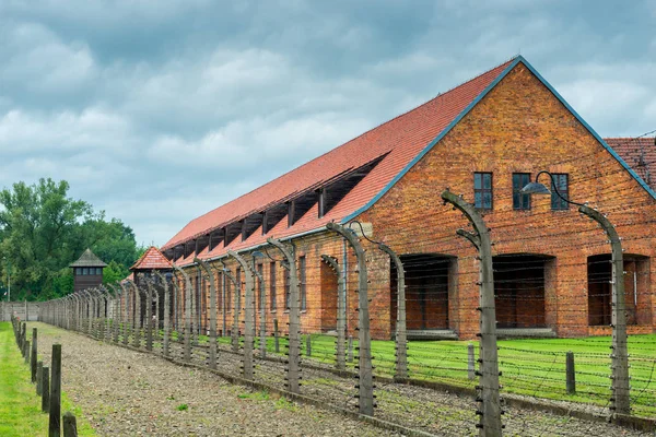 Auschwitz Polen August 2017 Von Stacheldraht Umgebene Gemauerte Baracken Unter — Stockfoto