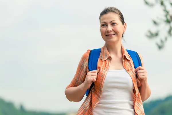 Brunette Woman Backpack Nature Hike — Stock Photo, Image