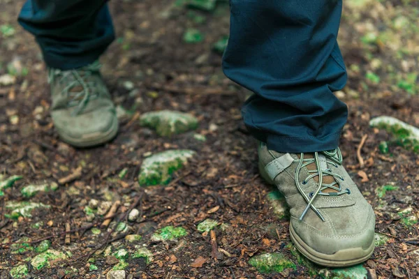 Ноги Туриста Сапогах Тропе Лесу Крупным Планом — стоковое фото
