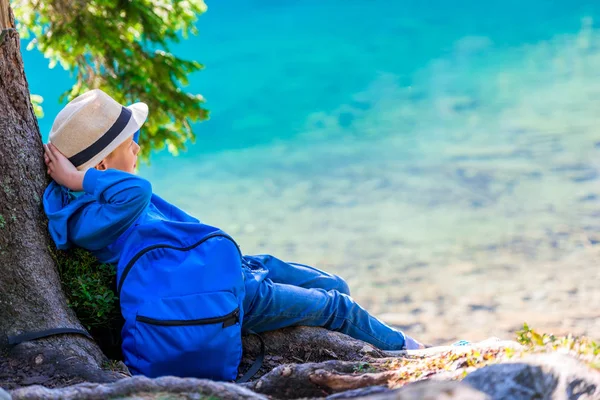 Niño Cansado Viajero Con Una Mochila Descansando Lago Las Montañas — Foto de Stock