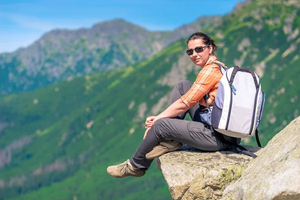 Mujer Excursionista Con Una Mochila Las Montañas Sienta Una Roca — Foto de Stock