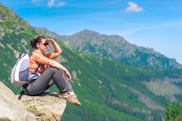 Turista Pedra Senta Relaxar Olha Para Montanhas — Fotografia de Stock