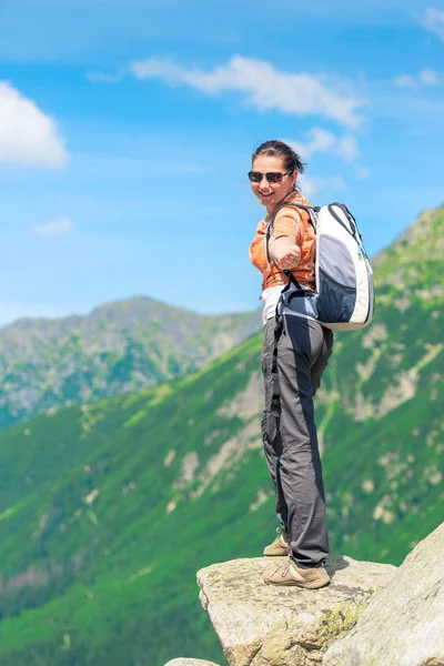 Turista Con Una Mochila Extiende Mano Disparando Las Montañas — Foto de Stock