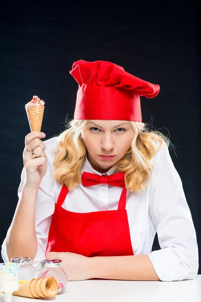 Cozinheiro Agressivo Com Sorvete Mão Retrato Emocional Fundo Preto — Fotografia de Stock