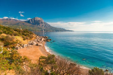 Laspi defne, sonbaharda Crimea deniz manzarası