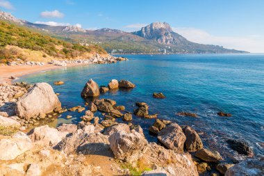 Etrafı dağlarla çevrili bir Bay pitoresk boş plaj