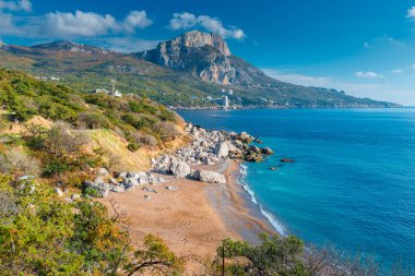 Manzara - Crimea Yarımadası, güneşli bir sonbahar doğada. Dağlar ve deniz görünümü