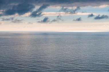 Denizi, ufuk ve kasvetli gökyüzü az ve öz manzara su pürüzsüz yüzey