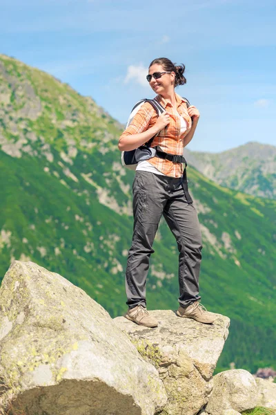 Retrato Turista Com Uma Mochila Alto Das Montanhas Uma Caminhada — Fotografia de Stock