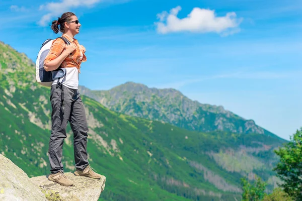 Horizontale Portret Van Een Gelukkige Toerist Met Een Rugzak Een — Stockfoto