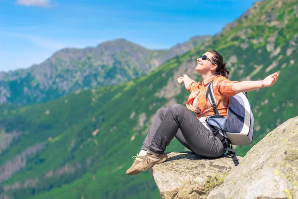 山の上に座って 自由を楽しんで幸せな観光の肖像画 — ストック写真