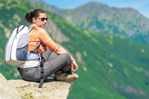 Mulher Senta Uma Rocha Nas Montanhas Com Uma Mochila Relaxar — Fotografia de Stock