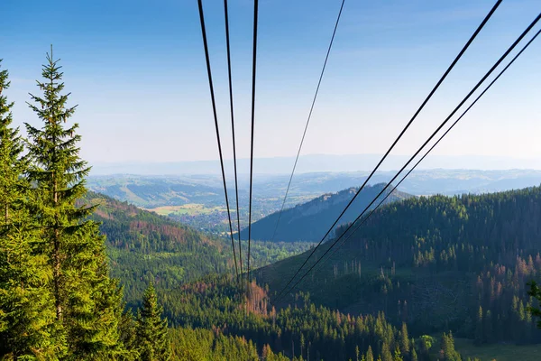 波兰扎科帕内美丽山谷背景缆车电缆 — 图库照片