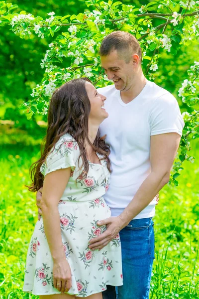 Junges Ehepaar Wartet Park Auf Ein Kinderporträt — Stockfoto