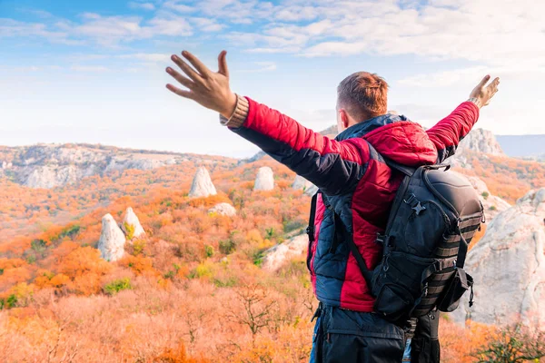 バックパックの観光客は山の秋の風景を楽しんで腕を開く — ストック写真