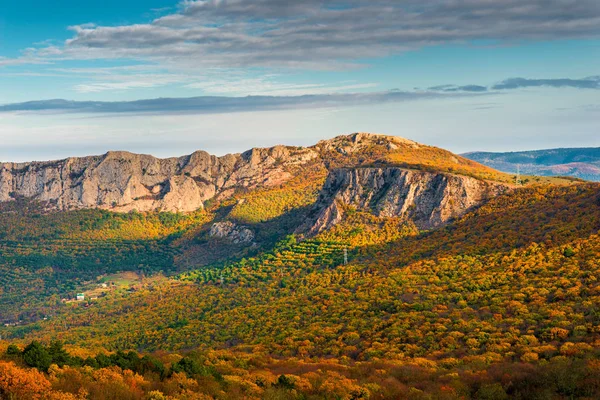 Bellissimo Paesaggio Paesaggistico Autunnale Foresta Arancione Montagne Rocciose Sole — Foto Stock