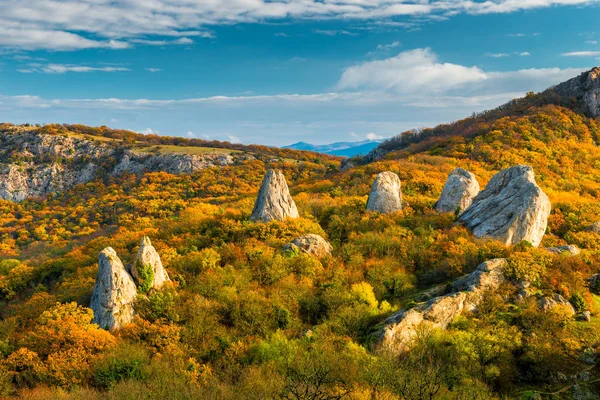 Templo Del Sol Las Rocas Rodeadas Por Bosque Las Montañas —  Fotos de Stock