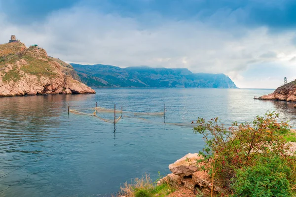 Montagnes Mer Paysage Pittoresque Ciel Spectaculaire Dessus Mer — Photo