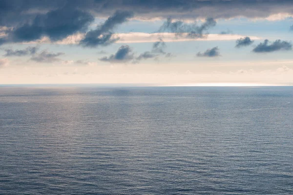 Agua Superficie Lisa Del Mar Horizonte Cielo Sombrío Paisaje Lacónico — Foto de Stock