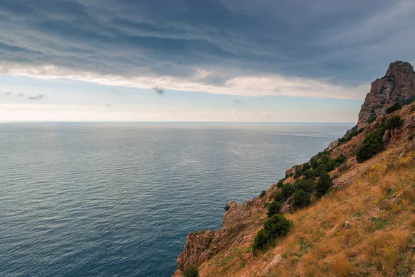 Cielo Dramático Costa Rocosa Mar Tranquilo Antes Tormenta — Foto de Stock
