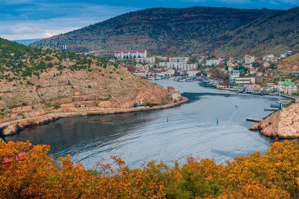 Kar Maskesi Kırım Yarımadası Güzel Kayalık Dağlar Körfezin Kıyısındaki Şehir — Stok fotoğraf