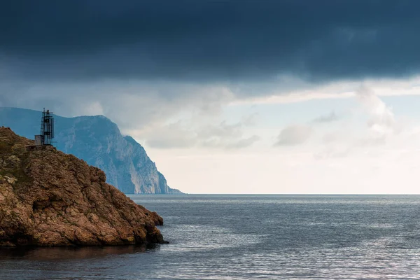 Denize, bulutlu bir günde dramatik manzara siyah yağmur bulutları