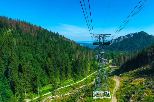 Zejście Góry Kolejce Linowej Fotografowania Pięknych Górskich Krajobrazów Kabiny Polska — Zdjęcie stockowe