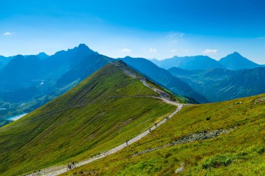 Turist trova ridge Dağı nın Kasprowy Wierch üzerinde. Tatras, Polonya