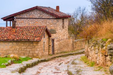 Taş evleri ve mağara Chufut şehir-Kale Crimea'da yol