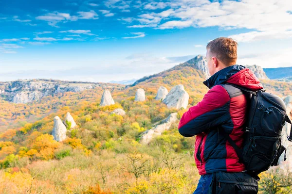 Fotograaf Reiziger Met Een Rugzak Bewonderen Van Prachtige Bergen Herfst — Stockfoto