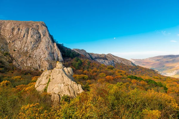 Paesaggio Della Crimea Autunno Soleggiato Giorno Montagne Una Foresta Luminosa — Foto Stock