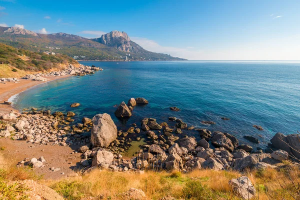 Vackra Pittoreska Tomma Stranden Viken Omgiven Berg — Stockfoto