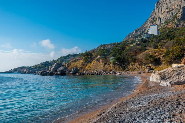 Costa Bahía Del Mar Rodeado Montañas Soleado Paisaje Marino — Foto de Stock