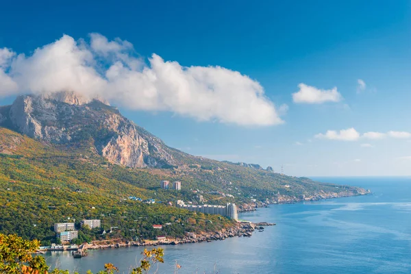 Mavi Seathe Pitoresk Körfezi Laspi Crimea Karşı Bulutlar Kaplı Dağ — Stok fotoğraf