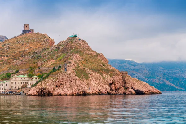Kırım 'ın Balaklava Koyu' ndaki Cembalo Dağı ve Kalesi manzarası