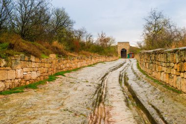 Kırım 'daki Chufut-Kale mağarasında derin ölçülü taş eski bir yol.