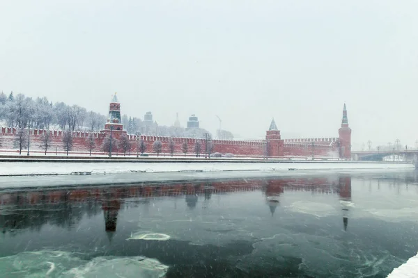 冬季在莫斯科 冰冻的河流和克里姆林宫在暴雪 俄罗斯的看法 — 图库照片